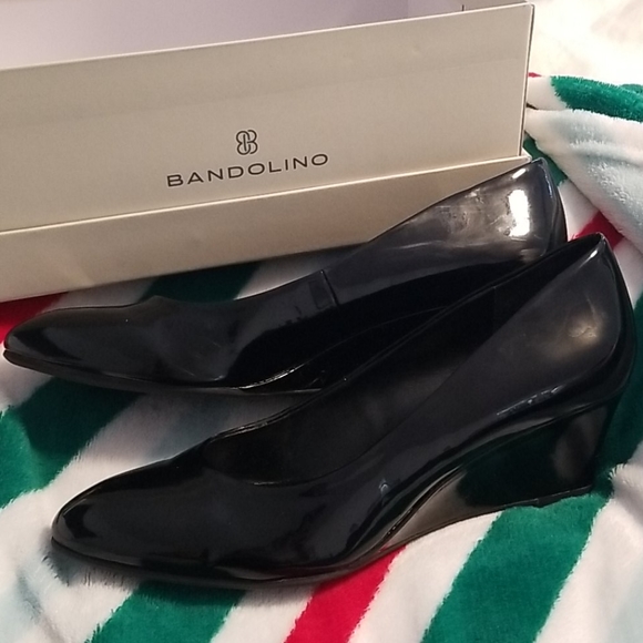 bandolino wedge pump